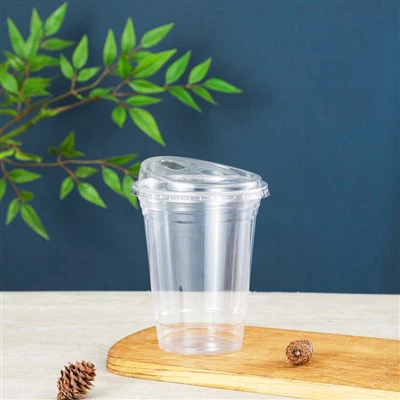 Tazze trasparenti con coperchi senza cannuccia